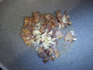 10、家庭版五花肉闷茄子(无水版),加入蒜末炒香。