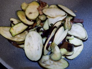 12、家庭版五花肉闷茄子(无水版),用小火一直翻炒。