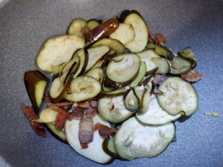 13、家庭版五花肉闷茄子(无水版),炒到茄子见软的时候