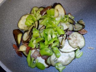 14、家庭版五花肉闷茄子(无水版),加入尖椒。