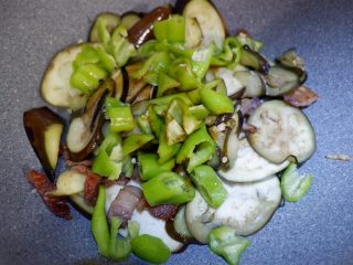 15、家庭版五花肉闷茄子(无水版),少许生抽。