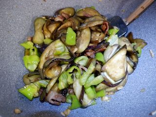 16、家庭版五花肉闷茄子(无水版),翻炒均匀。