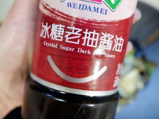 17、家庭版五花肉闷茄子(无水版),加入少许老抽。