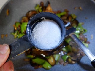 18、家庭版五花肉闷茄子(无水版),少许糖。