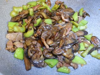 19、家庭版五花肉闷茄子(无水版),翻炒至软烂即可。