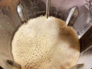 13、红枣银耳莲子汤,银耳汤做好了，去盖儿略微静止3分钟，放气泡消失。