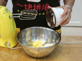 2、紫薯一口酥,2.将黄油软化好，加入糖粉后打发