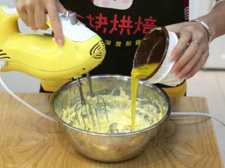 3、紫薯一口酥,3.打发至颜色变浅后，分次加入蛋液打发均匀