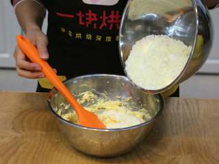 4、紫薯一口酥,4.加入过筛后的低筋面粉和杏仁粉，翻拌均匀