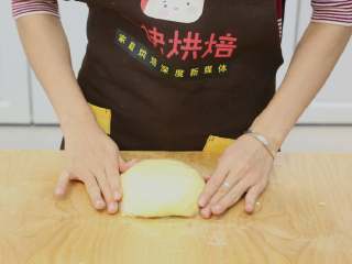 5、紫薯一口酥,5.用保鲜膜抱着，放入冰箱冷藏1个小时左右