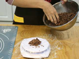 6、紫薯一口酥,6.将馅料分成每50克一份