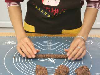 7、紫薯一口酥,7.将馅料揉成20CM左右的条状