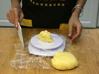 8、紫薯一口酥,8.面团冷藏后，分成70克一份