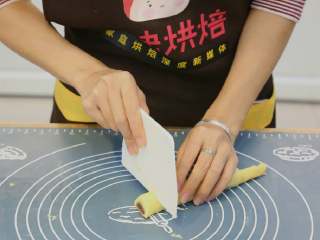 11、紫薯一口酥,11.用刮刀切成2CM的厚度