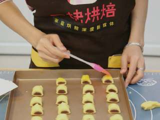 12、紫薯一口酥,12.进烤箱前刷上一层蛋黄液，放入预热好170度的烤箱，烘烤10分钟