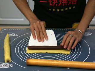 10、紫薯一口酥,10.将馅料放入面片中，卷起来，搓一下，让面皮厚度均匀