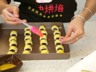 13、紫薯一口酥,13.拿出在再刷一次蛋液，撒上芝麻，再烘烤5分钟即可。