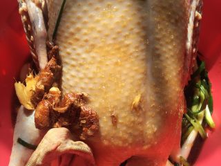 1、焗鸭,把全部调料放进盘子里腌制半小时