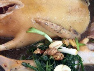 3、焗鸭,把盘子的调料加入些水倒进锅里，加锅盖盖上焗十分钟翻另一面焗十分钟，然后关小火焗二十分钟即可。