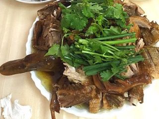 4、焗鸭,香喷喷的焗鸭出锅，切块上桌吃饭喽！