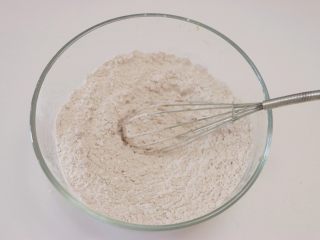 7、甜心可可麻薯馒头,将粉类材料混合拌匀