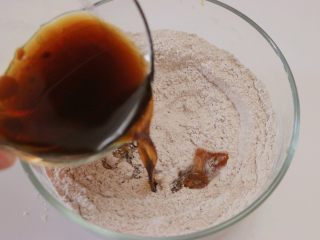 9、甜心可可麻薯馒头,倒入红糖水