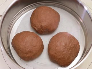 29、甜心可可麻薯馒头,面团做好后放在蒸锅上，继续室温发酵20分钟左右（蒸锅上可垫一层油纸或者蒸布防粘）