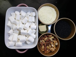 1、黑芝麻杏仁牛轧糖,称量好各项食材及塑形盘、刮刀等。