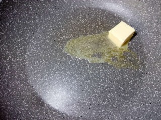 2、黑芝麻杏仁牛轧糖,熬糖一定要用不沾锅哦，最好用硬一点的硅胶铲方便操作。锅里放入称量好的黄油。