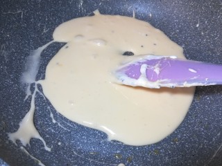 4、黑芝麻杏仁牛轧糖,在制作过程中，全程都要开小火，注意不停翻拌，否则棉花糖容易焦化，水份流失多糖也会过硬。慢慢搅拌黄油和棉花糖至完全混匀，没有多余的黄油。