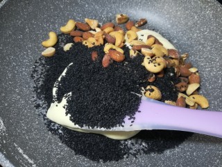 7、黑芝麻杏仁牛轧糖,然后加入黑芝麻杏仁，也可以加喜欢的果干。有烤箱的可以提前以70度来保温果干，趁有温度的时候就加进去，会更容易融合在一起，切的时候不容易掉落。