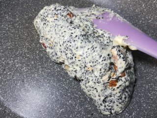 8、黑芝麻杏仁牛轧糖,果干倒进去以后，快速拌匀。