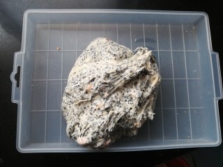 9、黑芝麻杏仁牛轧糖,拌匀后倒入整形盘或金盘，，不烫手时，用擀面杖、刮板等整形。