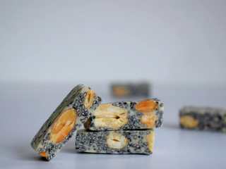 11、黑芝麻杏仁牛轧糖,整形好以后，等凉透后就可以切块了。