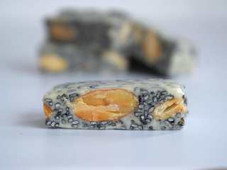 12、黑芝麻杏仁牛轧糖,切成喜欢的大小。用糖纸或塑封袋包装起来。既营养又好吃。