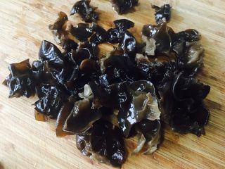 1、黑木耳鸡蛋炒刀豆,黑木耳提前一个晚上浸泡，今早起来，把顶部的泥沙弄掉，冲洗干净，切小块。