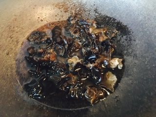 2、黑木耳鸡蛋炒刀豆,趁着其他食材还没有完全准备好，可以锅里加水，把洗净的黑木耳煮一下。