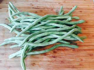 3、黑木耳鸡蛋炒刀豆,刀豆洗净，两头根部去掉。