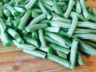 4、黑木耳鸡蛋炒刀豆,切成半指长短即可。