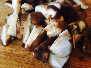 5、黑木耳鸡蛋炒刀豆,香菇洗的时候，可以加点盐浸泡一下，随后冲洗几遍即可。一只香菇，切个四刀差不多。