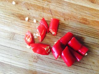 6、黑木耳鸡蛋炒刀豆,两只辣椒，切一下