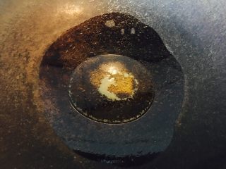 8、黑木耳鸡蛋炒刀豆,锅里倒点油，烧一会，有点热的时候，那时，还看不到冒烟。