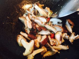 11、黑木耳鸡蛋炒刀豆,随后煸炒香菇，可以让香菇的香味，通过煸炒，散发出来。