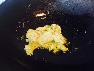 9、黑木耳鸡蛋炒刀豆,把蛋液倒入，煸炒一下，盛出。