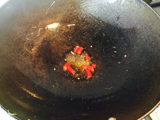 10、黑木耳鸡蛋炒刀豆,用余下的油，煸炒一下红辣椒