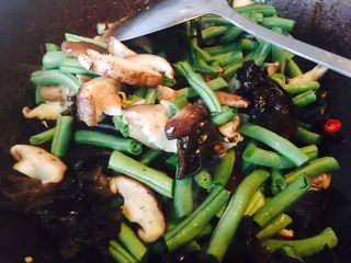 12、黑木耳鸡蛋炒刀豆,倒入切好的刀豆，还有刚才煮过的黑木耳。