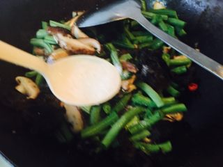 13、黑木耳鸡蛋炒刀豆,加5克盐，拍照片，可能抖动，有点糊，没上传。加半勺糖。