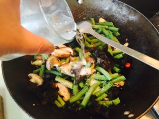 14、黑木耳鸡蛋炒刀豆,加半杯水，加盖，焖煮十分钟