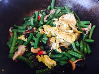 15、黑木耳鸡蛋炒刀豆,加入炒好的鸡蛋。