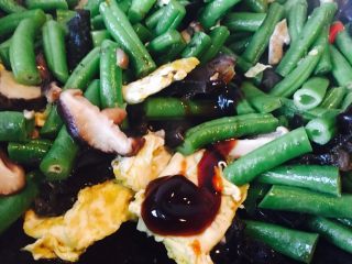 16、黑木耳鸡蛋炒刀豆,适当加点蚝油。提鲜。翻炒后，盛到碗里，摆盘。